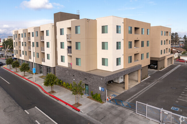 Building Photo - Ramona Metro Point