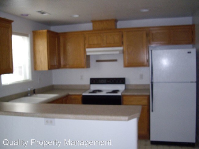 Building Photo - 1602-1604 Hollyhock Dr