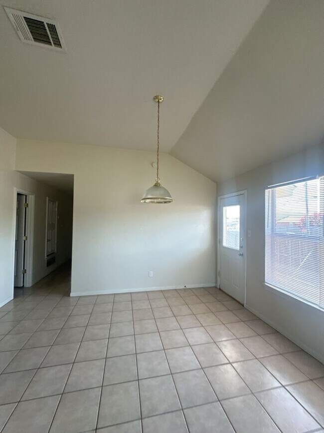 Building Photo - 2107 Charleston Ct