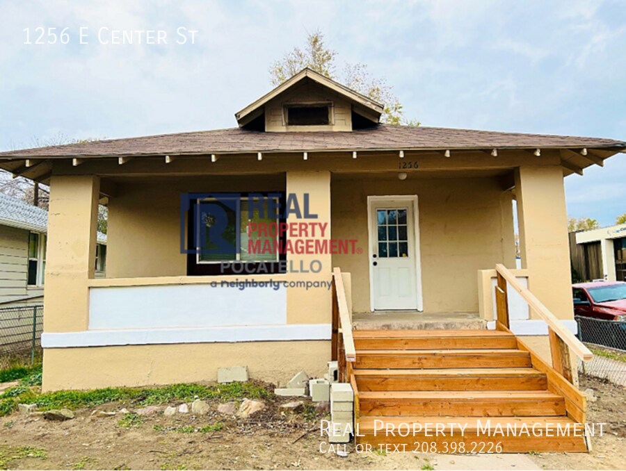 Foto principal - 3 Bedroom 2 bath House - with Garage