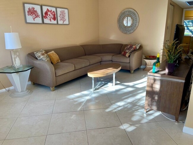 Photo - 2042 Newcastle A Apartment