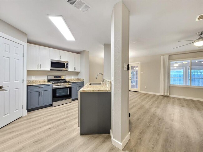 Building Photo - 804 Kavanagh Dr