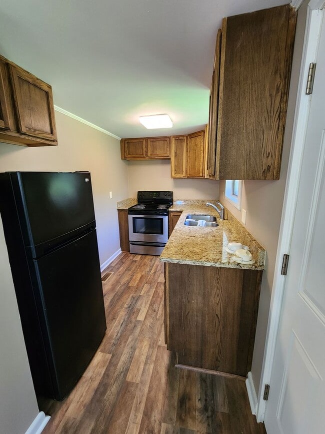 Building Photo - Newly Remodeled!!