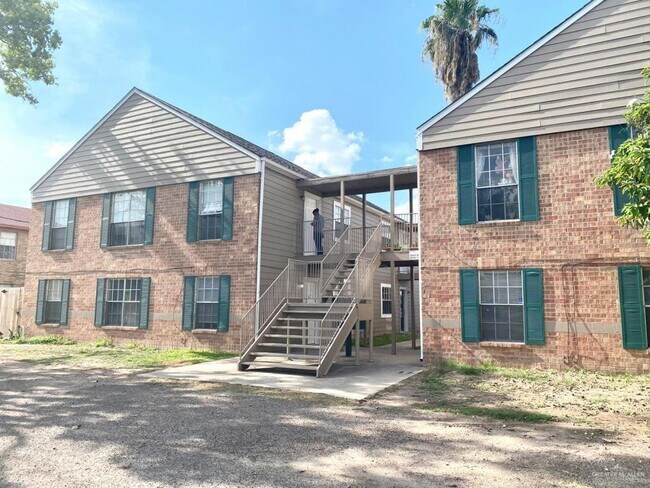 Building Photo - 1006 W Kelly Ave