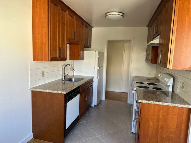 Kitchen w/dishwasher - 690 Mariposa Ave