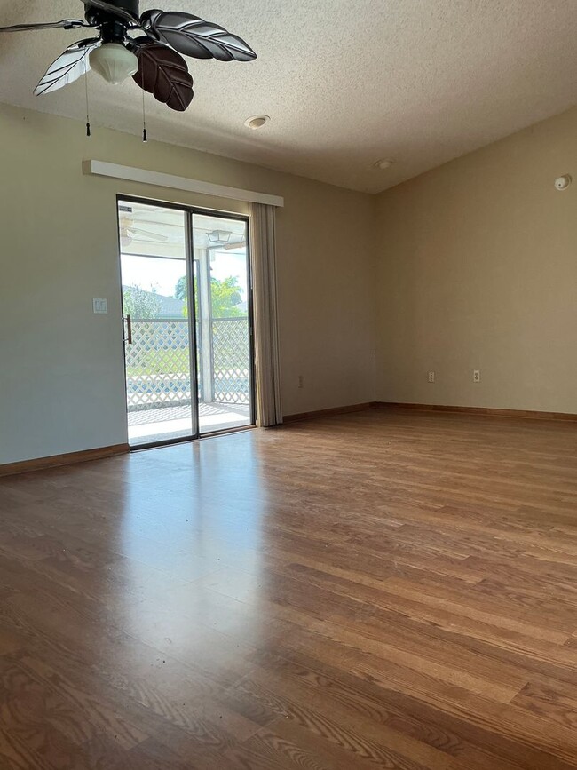 Building Photo - MOVE IN SPECIAL $250  OFF!  Pet friendly Pool home. 3 bdrm/2 bath/ 2 car garage