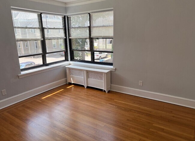 Foto del edificio - WAYLAND SQUARE REALTY (218)