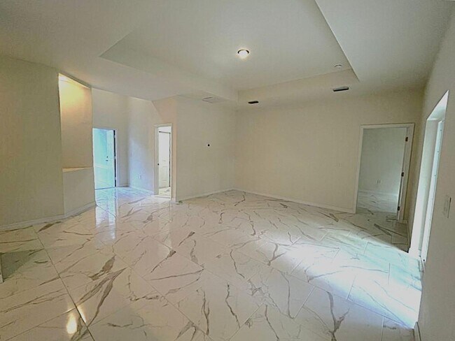 Building Photo - Large 4 bedroom, 3 bath, 2 car garage-MOVE...