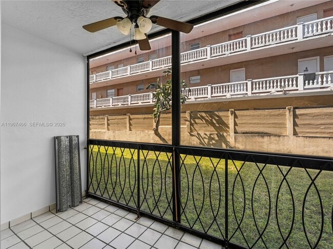 Foto del edificio - 633 S Royal Poinciana Blvd