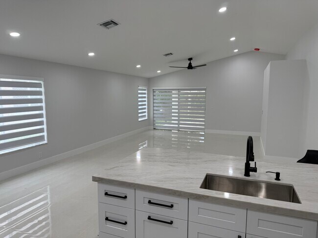 Foto del edificio - 1560 Canary Island Dr