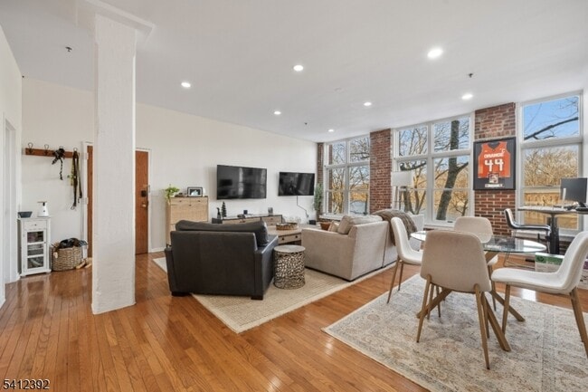 Building Photo - 262 Main St