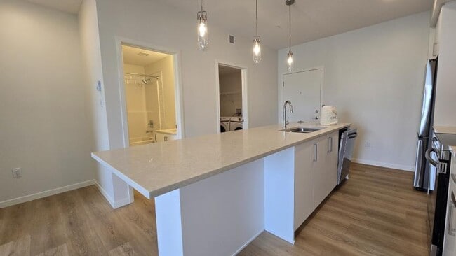 Photo du bâtiment - 1.0 bedroom in Calgary Alberta T3M 3X3