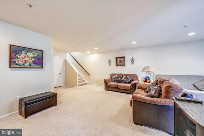 Building Photo - 840 Oriole Ave