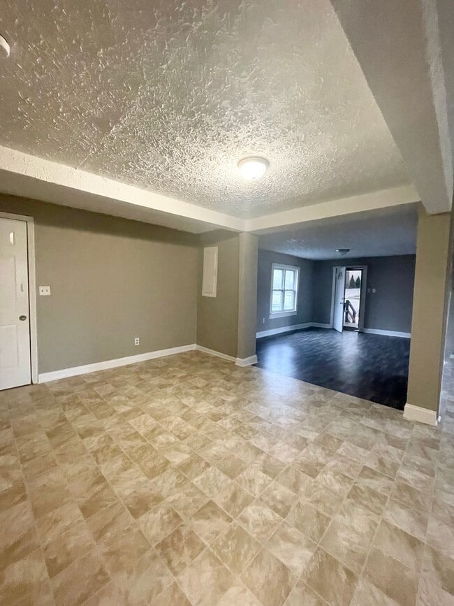 Building Photo - Spacious 4 Bedroom/2 Bath Home