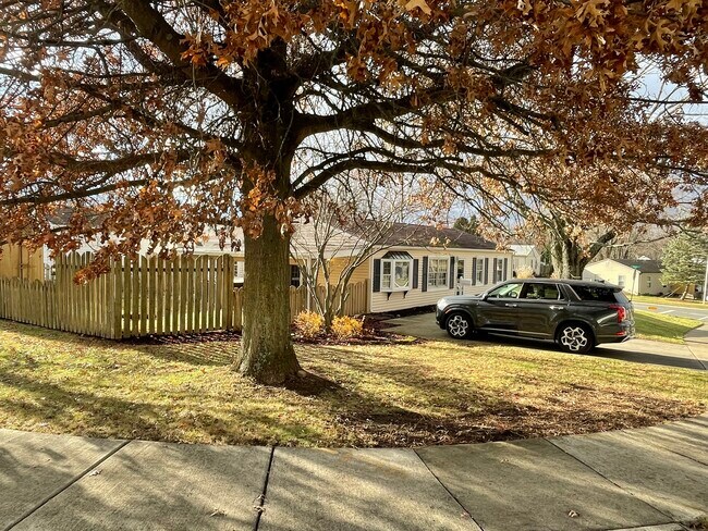 Building Photo - 414 Hillview Dr