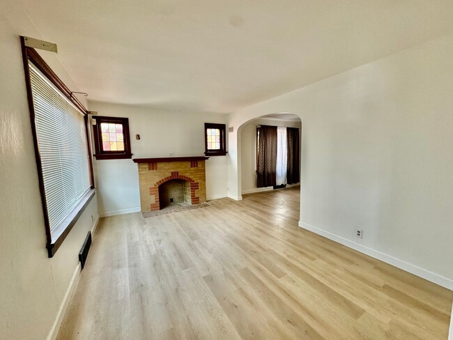 Building Photo - Fully Renovated 4 Bedroom 1 Bath - Present...