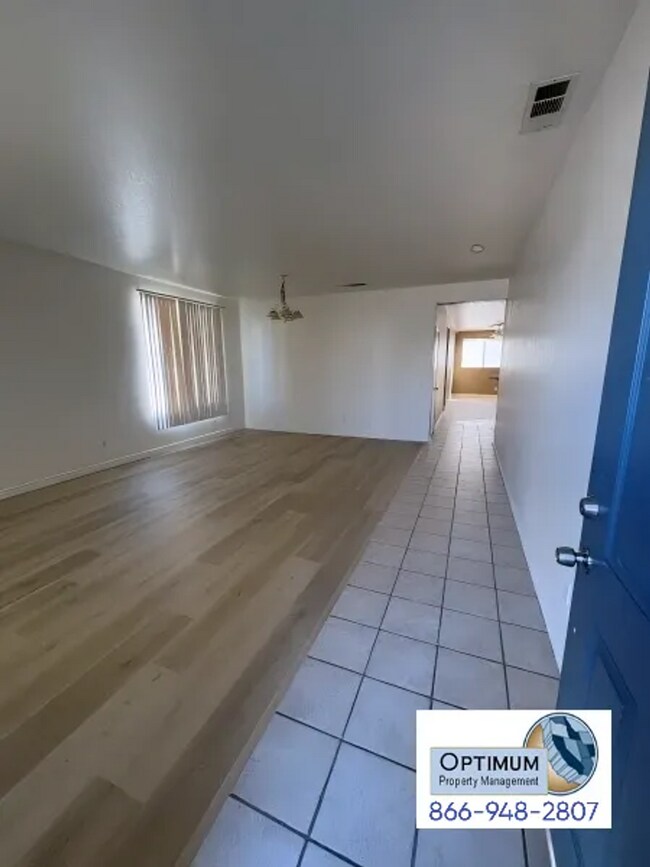 Foto del edificio - Spacious 4-Bedroom 2-Bathroom Home with Fireplace & Large Backyard