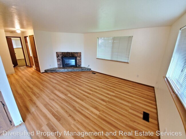 Foto del edificio - 2809-4447 Amanda Ln NE