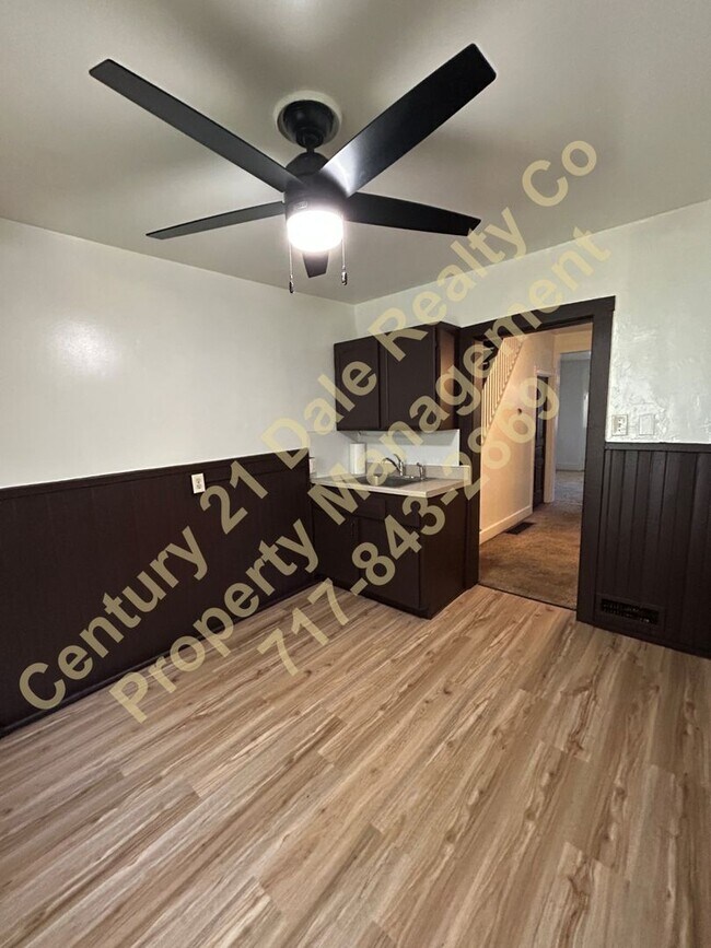 Foto del edificio - Beautifully redone 3 BR, 1 Bath Townhouse in York Suburban Schools