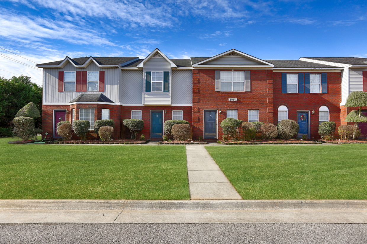 Primary Photo - Huntington Place Townhomes