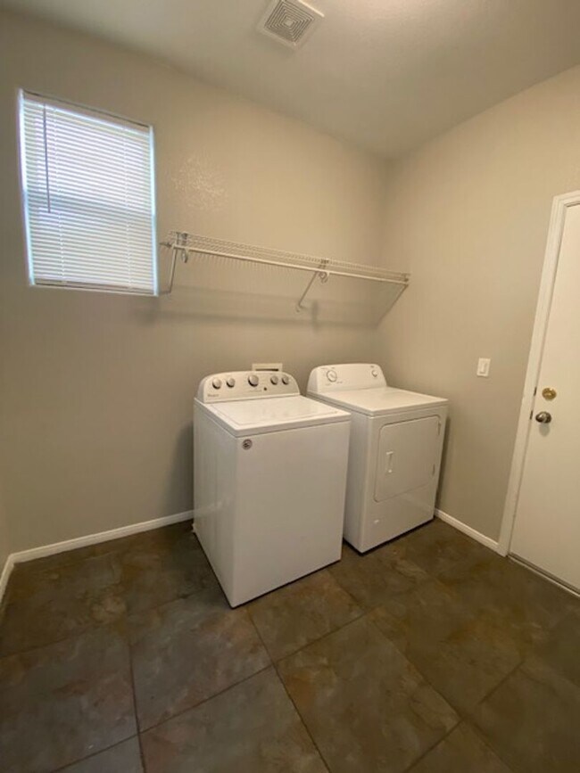 Building Photo - Southern Highlands 4 Bedroom- Single Famil...