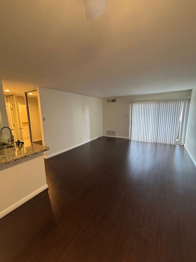 Building Photo - 1 bed 1 bath Condo for Rent in Mission Valley