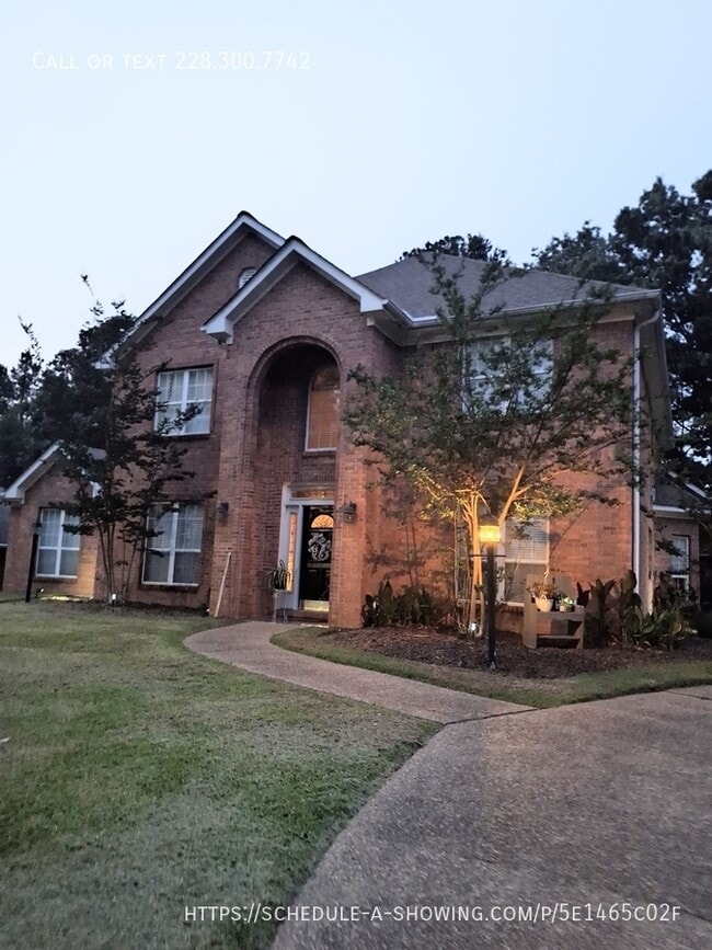 Building Photo - 110 Little John Ln