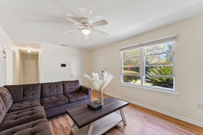 Foto del edificio - AVAILABLE NOW! (Pet Friendly)