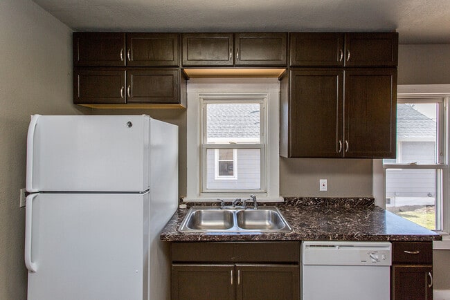 Building Photo - 3 Bedroom 1 Bath Bungalow - Pyramid Properties!!