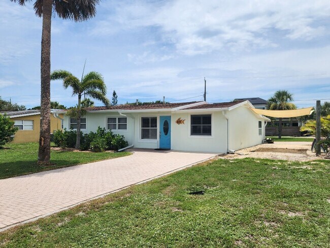 Foto del edificio - Great beachside 2/2/1 on corner lot