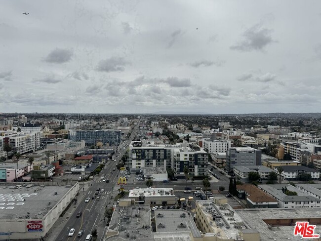 Foto del edificio - 3810 Wilshire Blvd