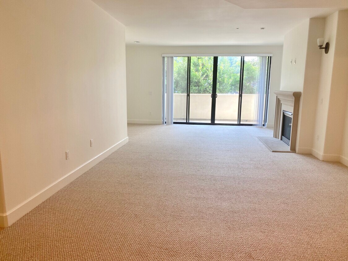 Living room - 11611 Montana Ave