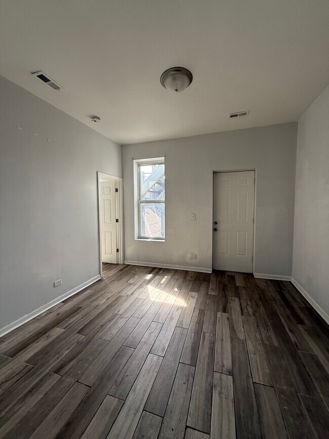 Building Photo - 1527 W 18th St