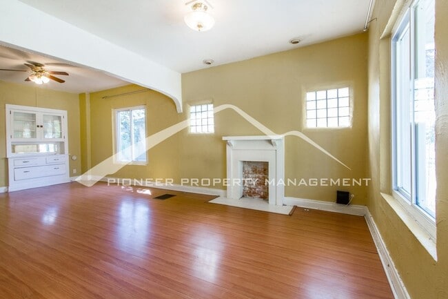 Building Photo - Quaint Home with Fenced Back Yard and 1 Ca...