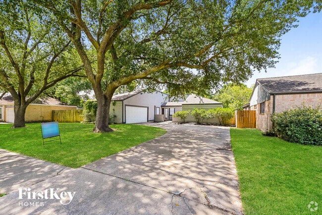 Building Photo - 15827 Pine Mountain Dr