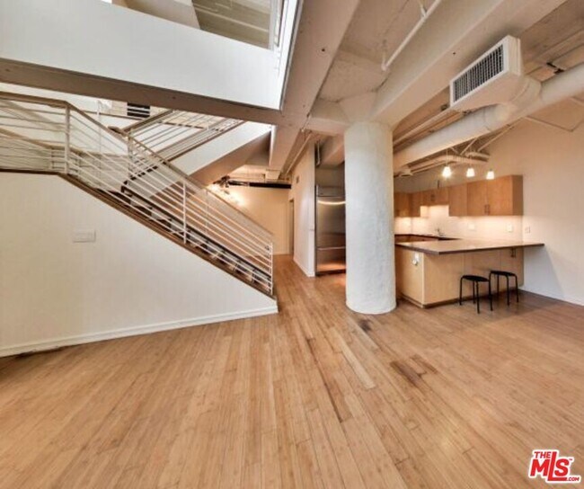 Building Photo - 330 W 11th St