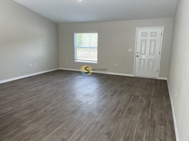 Foto del edificio - Only offering a minimum lease length of 15...