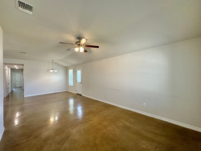 Building Photo - 104 Lowes