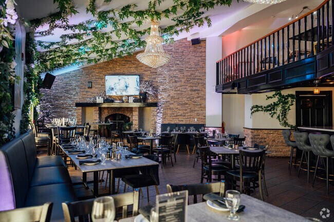 House 157 offers international dishes, wine, and cocktails in a fashionable restaurant.