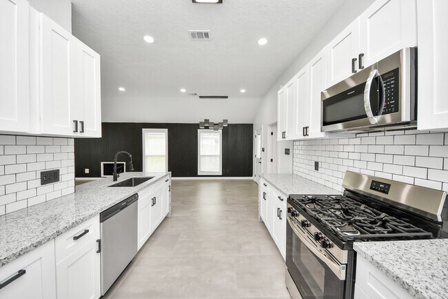 Foto del edificio - 15411 Town Green Dr