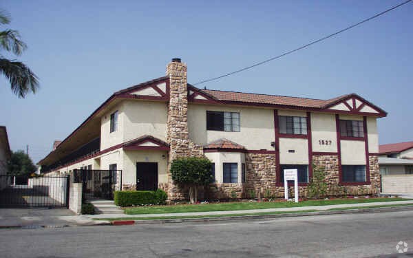 Primary Photo - 1527 Palm Ave