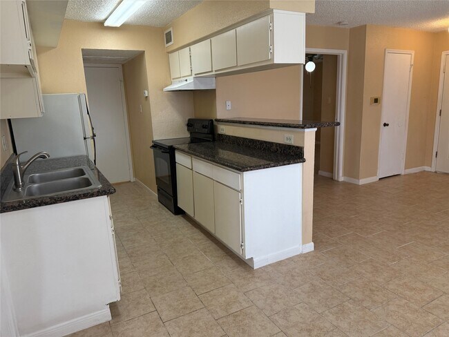 Foto del edificio - 2750 Holly Hall St