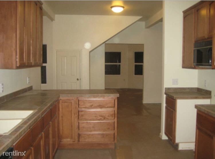 Primary Photo - 6 br, 3 bath House - 1492 Salem st