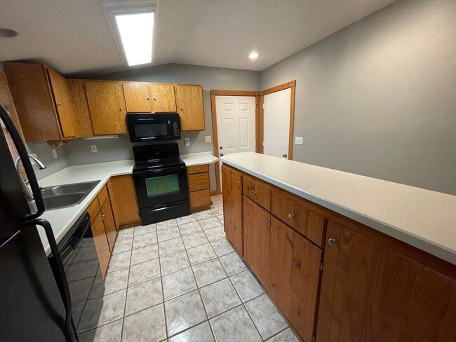 Building Photo - 3 Bedroom 2 Bathroom House