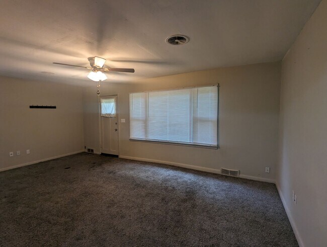 Foto del edificio - 3 Bedroom House in Boonville