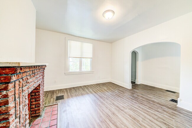 Building Photo - Available August 2024 - 2 Bedroom Home Rec...