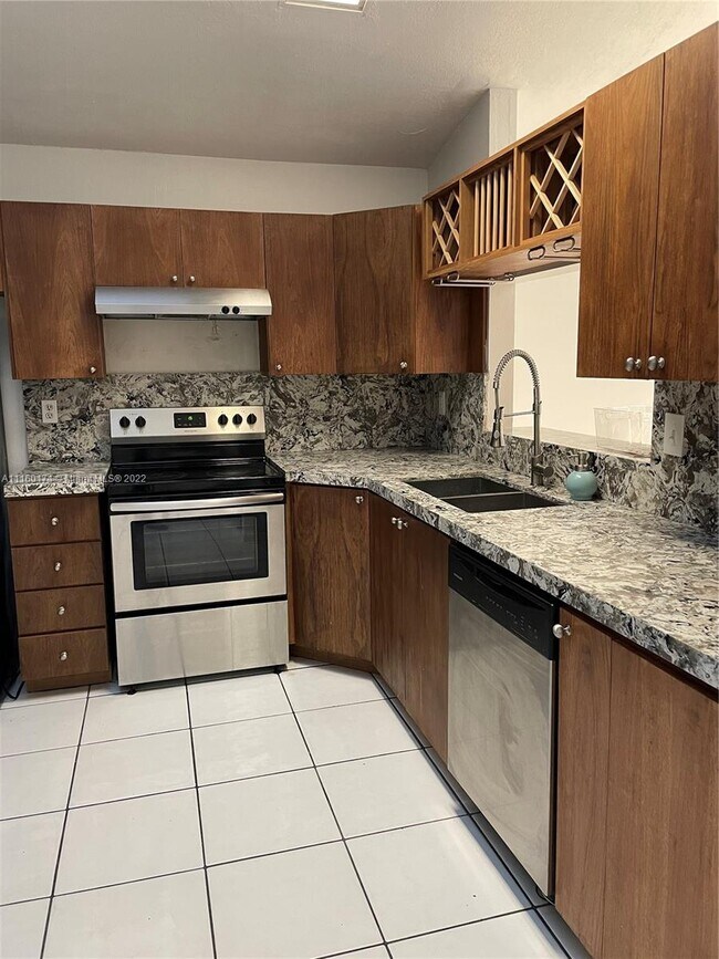 Building Photo - 12828 SW 146th Ln