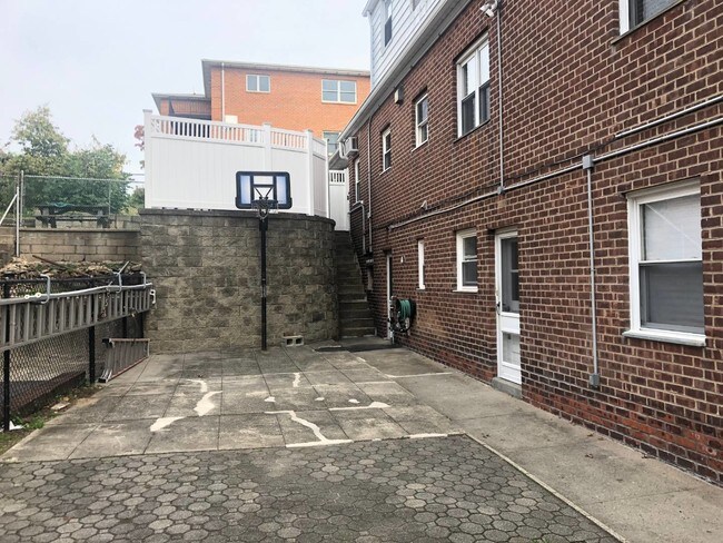 Building Photo - 105 Wakefield Ave