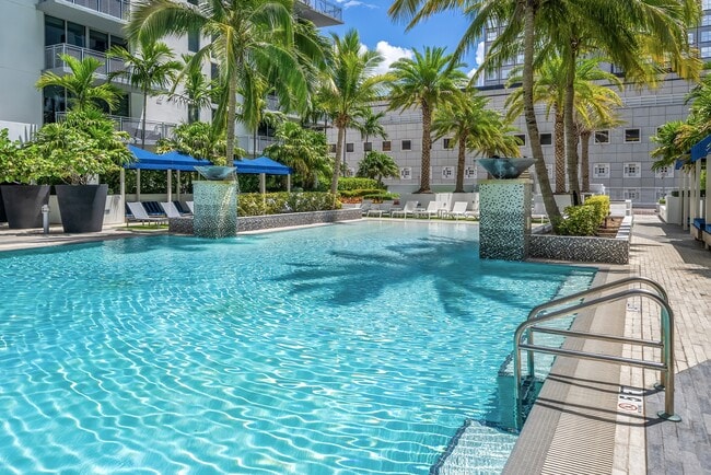 Una piscina reluciente al estilo de un resort. - Monarc at Met