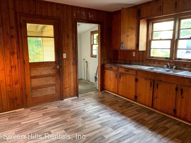 Building Photo - 3 br, 1 bath House - 206 Larkspur Lane